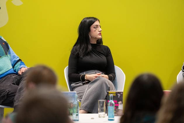 Leipzig - Volle Hallen zum letzten Messetag: Abschluss auf der Leipziger Buchmesse 22.03.2026¨Leipzig, Messe-Allee (Leipziger Messe) im Foto: Miriam Davoudvandi, Autorin ¨Am Sonntag hat die Leipziger Buchmesse noch einmal zahlreiche Besucher auf das Messegelände gelockt und einen lebendigen Abschluss des diesjährigen Events geboten. Besonders Familien, Literaturfans und Cosplay-Begeisterte nutzten den letzten Messetag, um durch die Hallen zu schlendern, Neuerscheinungen zu entdecken und Autorinnen und Autoren hautnah zu erleben. Neben gut besuchten Lesungen und Signierstunden stand vor allem der Austausch im Mittelpunkt: Gespräche über aktuelle gesellschaftliche Themen, neue Buchtrends und die Zukunft der Branche prägten das Gesch Copyright: xEHLxMedia Erik-HolmxLanghofx 20260322_buchmesse-leipzig-sonntag_36