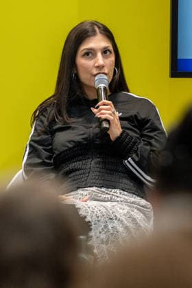 Leipzig - Volle Hallen zum letzten Messetag: Abschluss auf der Leipziger Buchmesse 22.03.2026¨Leipzig, Messe-Allee (Leipziger Messe) im Foto: Miriam Davoudvandi, Autorin ¨Am Sonntag hat die Leipziger Buchmesse noch einmal zahlreiche Besucher auf das Messegelände gelockt und einen lebendigen Abschluss des diesjährigen Events geboten. Besonders Familien, Literaturfans und Cosplay-Begeisterte nutzten den letzten Messetag, um durch die Hallen zu schlendern, Neuerscheinungen zu entdecken und Autorinnen und Autoren hautnah zu erleben. Neben gut besuchten Lesungen und Signierstunden stand vor allem der Austausch im Mittelpunkt: Gespräche über aktuelle gesellschaftliche Themen, neue Buchtrends und die Zukunft der Branche prägten das Gesch Copyright: xEHLxMedia Erik-HolmxLanghofx 20260322_buchmesse-leipzig-sonntag_38