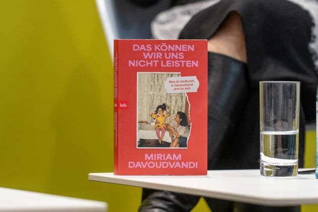 Leipzig - Volle Hallen zum letzten Messetag: Abschluss auf der Leipziger Buchmesse 22.03.2026¨Leipzig, Messe-Allee (Leipziger Messe) im Foto: Buch Das können wir uns nicht leisten von Autorin Miriam Davoudvandi ¨Am Sonntag hat die Leipziger Buchmesse noch einmal zahlreiche Besucher auf das Messegelände gelockt und einen lebendigen Abschluss des diesjährigen Events geboten. Besonders Familien, Literaturfans und Cosplay-Begeisterte nutzten den letzten Messetag, um durch die Hallen zu schlendern, Neuerscheinungen zu entdecken und Autorinnen und Autoren hautnah zu erleben. Neben gut besuchten Lesungen und Signierstunden stand vor allem der Austausch im Mittelpunkt: Gespräche über aktuelle gesellschaftliche Themen, neue Buchtrend Copyright: xEHLxMedia Erik-HolmxLanghofx 20260322_buchmesse-leipzig-sonntag_39