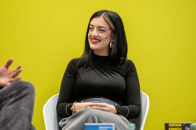 Leipzig - Volle Hallen zum letzten Messetag: Abschluss auf der Leipziger Buchmesse 22.03.2026¨Leipzig, Messe-Allee (Leipziger Messe) im Foto: Parshad Esmaeili, Entertainerin und Stand-up-Comedienne ¨Am Sonntag hat die Leipziger Buchmesse noch einmal zahlreiche Besucher auf das Messegelände gelockt und einen lebendigen Abschluss des diesjährigen Events geboten. Besonders Familien, Literaturfans und Cosplay-Begeisterte nutzten den letzten Messetag, um durch die Hallen zu schlendern, Neuerscheinungen zu entdecken und Autorinnen und Autoren hautnah zu erleben. Neben gut besuchten Lesungen und Signierstunden stand vor allem der Austausch im Mittelpunkt: Gespräche über aktuelle gesellschaftliche Themen, neue Buchtrends und die Zukunft de Copyright: xEHLxMedia Erik-HolmxLanghofx 20260322_buchmesse-leipzig-sonntag_42