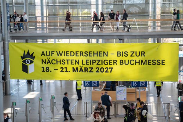 Leipzig - Volle Hallen zum letzten Messetag: Abschluss auf der Leipziger Buchmesse 22.03.2026¨Leipzig, Messe-Allee (Leipziger Messe) im Foto: Impressionen Leipziger Buchmesse¨¨Am Sonntag hat die Leipziger Buchmesse noch einmal zahlreiche Besucher auf das Messegelände gelockt und einen lebendigen Abschluss des diesjährigen Events geboten. Besonders Familien, Literaturfans und Cosplay-Begeisterte nutzten den letzten Messetag, um durch die Hallen zu schlendern, Neuerscheinungen zu entdecken und Autorinnen und Autoren hautnah zu erleben. Neben gut besuchten Lesungen und Signierstunden stand vor allem der Austausch im Mittelpunkt: Gespräche über aktuelle gesellschaftliche Themen, neue Buchtrends und die Zukunft der Branche prägten da Copyright: xEHLxMedia Erik-HolmxLanghofx 20260322_buchmesse-leipzig-sonntag_56