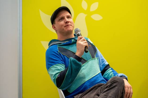 Leipzig - Volle Hallen zum letzten Messetag: Abschluss auf der Leipziger Buchmesse 22.03.2026¨Leipzig, Messe-Allee (Leipziger Messe) im Foto: Sebastian Rabsahl (Sebastian 23), Autor ¨Am Sonntag hat die Leipziger Buchmesse noch einmal zahlreiche Besucher auf das Messegelände gelockt und einen lebendigen Abschluss des diesjährigen Events geboten. Besonders Familien, Literaturfans und Cosplay-Begeisterte nutzten den letzten Messetag, um durch die Hallen zu schlendern, Neuerscheinungen zu entdecken und Autorinnen und Autoren hautnah zu erleben. Neben gut besuchten Lesungen und Signierstunden stand vor allem der Austausch im Mittelpunkt: Gespräche über aktuelle gesellschaftliche Themen, neue Buchtrends und die Zukunft der Branche prägt Copyright: xEHLxMedia Erik-HolmxLanghofx 20260322_buchmesse-leipzig-sonntag_44