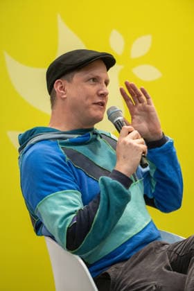 Leipzig - Volle Hallen zum letzten Messetag: Abschluss auf der Leipziger Buchmesse 22.03.2026¨Leipzig, Messe-Allee (Leipziger Messe) im Foto: Sebastian Rabsahl (Sebastian 23), Autor ¨Am Sonntag hat die Leipziger Buchmesse noch einmal zahlreiche Besucher auf das Messegelände gelockt und einen lebendigen Abschluss des diesjährigen Events geboten. Besonders Familien, Literaturfans und Cosplay-Begeisterte nutzten den letzten Messetag, um durch die Hallen zu schlendern, Neuerscheinungen zu entdecken und Autorinnen und Autoren hautnah zu erleben. Neben gut besuchten Lesungen und Signierstunden stand vor allem der Austausch im Mittelpunkt: Gespräche über aktuelle gesellschaftliche Themen, neue Buchtrends und die Zukunft der Branche prägt Copyright: xEHLxMedia Erik-HolmxLanghofx 20260322_buchmesse-leipzig-sonntag_45