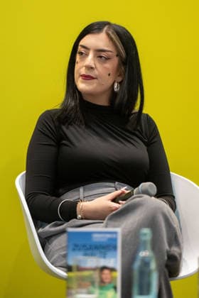 Leipzig - Volle Hallen zum letzten Messetag: Abschluss auf der Leipziger Buchmesse 22.03.2026¨Leipzig, Messe-Allee (Leipziger Messe) im Foto: Parshad Esmaeili, Entertainerin und Stand-up-Comedienne ¨Am Sonntag hat die Leipziger Buchmesse noch einmal zahlreiche Besucher auf das Messegelände gelockt und einen lebendigen Abschluss des diesjährigen Events geboten. Besonders Familien, Literaturfans und Cosplay-Begeisterte nutzten den letzten Messetag, um durch die Hallen zu schlendern, Neuerscheinungen zu entdecken und Autorinnen und Autoren hautnah zu erleben. Neben gut besuchten Lesungen und Signierstunden stand vor allem der Austausch im Mittelpunkt: Gespräche über aktuelle gesellschaftliche Themen, neue Buchtrends und die Zukunft de Copyright: xEHLxMedia Erik-HolmxLanghofx 20260322_buchmesse-leipzig-sonntag_47