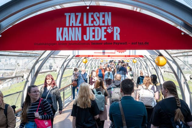 Leipzig - Volle Hallen zum letzten Messetag: Abschluss auf der Leipziger Buchmesse 22.03.2026¨Leipzig, Messe-Allee (Leipziger Messe) im Foto: Taz lesen kann jede*r - Slogan von der Tageszeitung Taz ¨Am Sonntag hat die Leipziger Buchmesse noch einmal zahlreiche Besucher auf das Messegelände gelockt und einen lebendigen Abschluss des diesjährigen Events geboten. Besonders Familien, Literaturfans und Cosplay-Begeisterte nutzten den letzten Messetag, um durch die Hallen zu schlendern, Neuerscheinungen zu entdecken und Autorinnen und Autoren hautnah zu erleben. Neben gut besuchten Lesungen und Signierstunden stand vor allem der Austausch im Mittelpunkt: Gespräche über aktuelle gesellschaftliche Themen, neue Buchtrends und di Copyright: xEHLxMedia Erik-HolmxLanghofx 20260322_buchmesse-leipzig-sonntag_54
