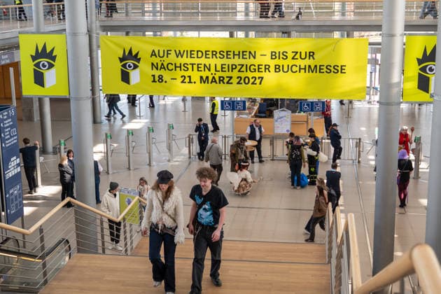 Leipzig - Volle Hallen zum letzten Messetag: Abschluss auf der Leipziger Buchmesse 22.03.2026¨Leipzig, Messe-Allee (Leipziger Messe) im Foto: Impressionen Leipziger Buchmesse¨¨Am Sonntag hat die Leipziger Buchmesse noch einmal zahlreiche Besucher auf das Messegelände gelockt und einen lebendigen Abschluss des diesjährigen Events geboten. Besonders Familien, Literaturfans und Cosplay-Begeisterte nutzten den letzten Messetag, um durch die Hallen zu schlendern, Neuerscheinungen zu entdecken und Autorinnen und Autoren hautnah zu erleben. Neben gut besuchten Lesungen und Signierstunden stand vor allem der Austausch im Mittelpunkt: Gespräche über aktuelle gesellschaftliche Themen, neue Buchtrends und die Zukunft der Branche prägten da Copyright: xEHLxMedia Erik-HolmxLanghofx 20260322_buchmesse-leipzig-sonntag_55