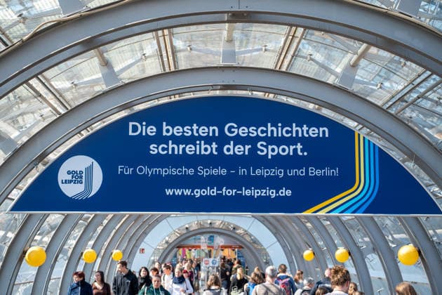 Leipzig - Volle Hallen zum letzten Messetag: Abschluss auf der Leipziger Buchmesse 22.03.2026¨Leipzig, Messe-Allee (Leipziger Messe) im Foto: Die besten Geschichten schreibt der Sport. - Werbung für die Bewerbung zur Olympia von Berlin und Leipzig ¨Am Sonntag hat die Leipziger Buchmesse noch einmal zahlreiche Besucher auf das Messegelände gelockt und einen lebendigen Abschluss des diesjährigen Events geboten. Besonders Familien, Literaturfans und Cosplay-Begeisterte nutzten den letzten Messetag, um durch die Hallen zu schlendern, Neuerscheinungen zu entdecken und Autorinnen und Autoren hautnah zu erleben. Neben gut besuchten Lesungen und Signierstunden stand vor allem der Austausch im Mittelpunkt: Gespräche über aktuelle ges Copyright: xEHLxMedia Erik-HolmxLanghofx 20260322_buchmesse-leipzig-sonntag_57