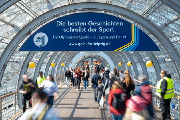 Leipzig - Volle Hallen zum letzten Messetag: Abschluss auf der Leipziger Buchmesse 22.03.2026¨Leipzig, Messe-Allee (Leipziger Messe) im Foto: Die besten Geschichten schreibt der Sport. - Werbung für die Bewerbung zur Olympia von Berlin und Leipzig ¨Am Sonntag hat die Leipziger Buchmesse noch einmal zahlreiche Besucher auf das Messegelände gelockt und einen lebendigen Abschluss des diesjährigen Events geboten. Besonders Familien, Literaturfans und Cosplay-Begeisterte nutzten den letzten Messetag, um durch die Hallen zu schlendern, Neuerscheinungen zu entdecken und Autorinnen und Autoren hautnah zu erleben. Neben gut besuchten Lesungen und Signierstunden stand vor allem der Austausch im Mittelpunkt: Gespräche über aktuelle ges Copyright: xEHLxMedia Erik-HolmxLanghofx 20260322_buchmesse-leipzig-sonntag_58