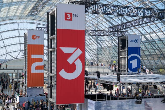 Leipzig - Volle Hallen zum letzten Messetag: Abschluss auf der Leipziger Buchmesse 22.03.2026¨Leipzig, Messe-Allee (Leipziger Messe) im Foto: Werbebanner von ZDF, 3Sat und ARD in der Glashalle ¨Am Sonntag hat die Leipziger Buchmesse noch einmal zahlreiche Besucher auf das Messegelände gelockt und einen lebendigen Abschluss des diesjährigen Events geboten. Besonders Familien, Literaturfans und Cosplay-Begeisterte nutzten den letzten Messetag, um durch die Hallen zu schlendern, Neuerscheinungen zu entdecken und Autorinnen und Autoren hautnah zu erleben. Neben gut besuchten Lesungen und Signierstunden stand vor allem der Austausch im Mittelpunkt: Gespräche über aktuelle gesellschaftliche Themen, neue Buchtrends und die Zukunft der Bra Copyright: xEHLxMedia Erik-HolmxLanghofx 20260322_buchmesse-leipzig-sonntag_61