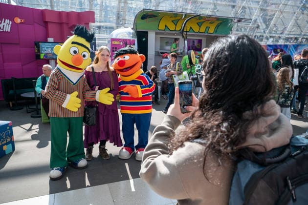 Leipzig - Volle Hallen zum letzten Messetag: Abschluss auf der Leipziger Buchmesse 22.03.2026¨Leipzig, Messe-Allee (Leipziger Messe) im Foto: Ernie und Bert von der Sesamstraße am Stand von Kika in der Glashalle ¨Am Sonntag hat die Leipziger Buchmesse noch einmal zahlreiche Besucher auf das Messegelände gelockt und einen lebendigen Abschluss des diesjährigen Events geboten. Besonders Familien, Literaturfans und Cosplay-Begeisterte nutzten den letzten Messetag, um durch die Hallen zu schlendern, Neuerscheinungen zu entdecken und Autorinnen und Autoren hautnah zu erleben. Neben gut besuchten Lesungen und Signierstunden stand vor allem der Austausch im Mittelpunkt: Gespräche über aktuelle gesellschaftliche Themen, neue Buchtrends und Copyright: xEHLxMedia Erik-HolmxLanghofx 20260322_buchmesse-leipzig-sonntag_65