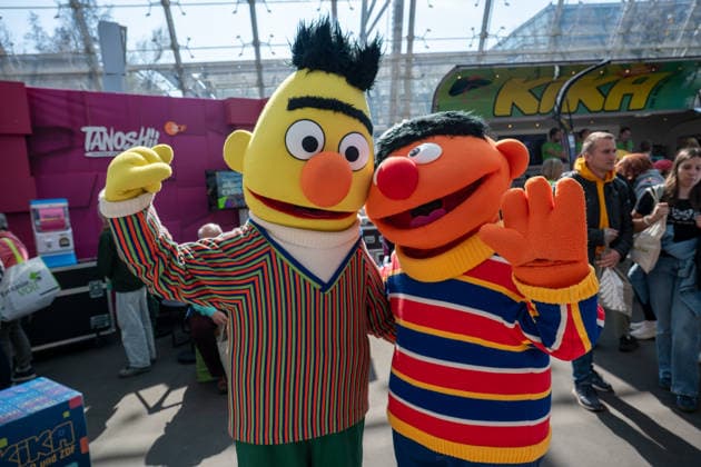 Leipzig - Volle Hallen zum letzten Messetag: Abschluss auf der Leipziger Buchmesse 22.03.2026¨Leipzig, Messe-Allee (Leipziger Messe) im Foto: Ernie und Bert von der Sesamstraße am Stand von Kika in der Glashalle ¨Am Sonntag hat die Leipziger Buchmesse noch einmal zahlreiche Besucher auf das Messegelände gelockt und einen lebendigen Abschluss des diesjährigen Events geboten. Besonders Familien, Literaturfans und Cosplay-Begeisterte nutzten den letzten Messetag, um durch die Hallen zu schlendern, Neuerscheinungen zu entdecken und Autorinnen und Autoren hautnah zu erleben. Neben gut besuchten Lesungen und Signierstunden stand vor allem der Austausch im Mittelpunkt: Gespräche über aktuelle gesellschaftliche Themen, neue Buchtrends und Copyright: xEHLxMedia Erik-HolmxLanghofx 20260322_buchmesse-leipzig-sonntag_66