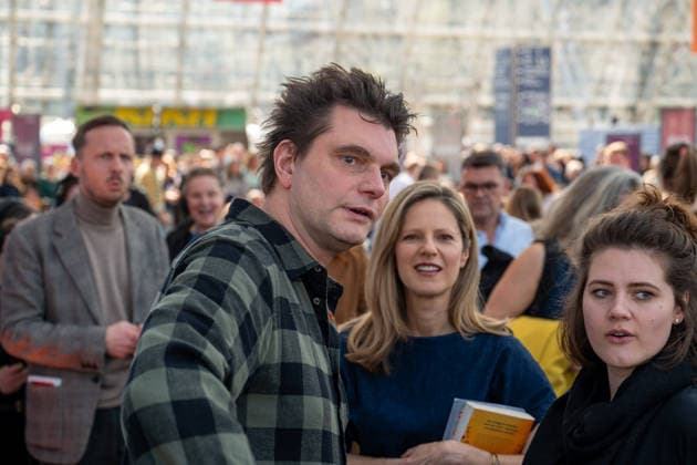 Leipzig - Volle Hallen zum letzten Messetag: Abschluss auf der Leipziger Buchmesse 22.03.2026¨Leipzig, Messe-Allee (Leipziger Messe) im Foto: Lutz van der Horst mit seinem Buch Konfetti-Blues auf der Bühne von ARD, ZDF und 3sat in der Glashalle ¨Am Sonntag hat die Leipziger Buchmesse noch einmal zahlreiche Besucher auf das Messegelände gelockt und einen lebendigen Abschluss des diesjährigen Events geboten. Besonders Familien, Literaturfans und Cosplay-Begeisterte nutzten den letzten Messetag, um durch die Hallen zu schlendern, Neuerscheinungen zu entdecken und Autorinnen und Autoren hautnah zu erleben. Neben gut besuchten Lesungen und Signierstunden stand vor allem der Austausch im Mittelpunkt: Gespräche über aktuelle gesell Copyright: xEHLxMedia Erik-HolmxLanghofx 20260322_buchmesse-leipzig-sonntag_72