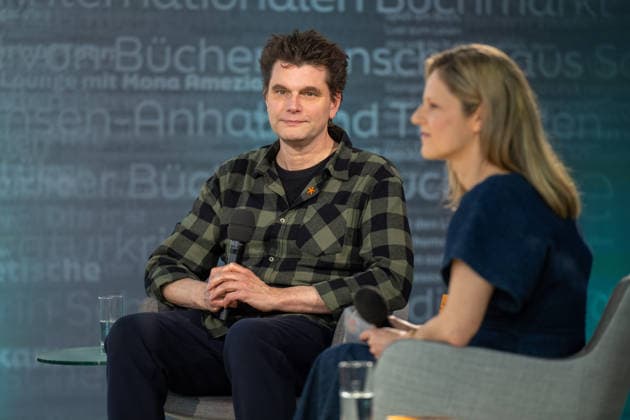 Leipzig - Volle Hallen zum letzten Messetag: Abschluss auf der Leipziger Buchmesse 22.03.2026¨Leipzig, Messe-Allee (Leipziger Messe) im Foto: Lutz van der Horst mit seinem Buch Konfetti-Blues auf der Bühne von ARD, ZDF und 3sat in der Glashalle ¨Am Sonntag hat die Leipziger Buchmesse noch einmal zahlreiche Besucher auf das Messegelände gelockt und einen lebendigen Abschluss des diesjährigen Events geboten. Besonders Familien, Literaturfans und Cosplay-Begeisterte nutzten den letzten Messetag, um durch die Hallen zu schlendern, Neuerscheinungen zu entdecken und Autorinnen und Autoren hautnah zu erleben. Neben gut besuchten Lesungen und Signierstunden stand vor allem der Austausch im Mittelpunkt: Gespräche über aktuelle gesell Copyright: xEHLxMedia Erik-HolmxLanghofx 20260322_buchmesse-leipzig-sonntag_74