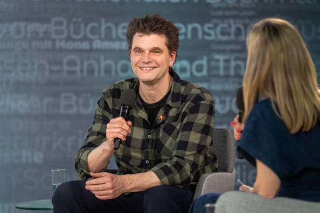 Leipzig - Volle Hallen zum letzten Messetag: Abschluss auf der Leipziger Buchmesse 22.03.2026¨Leipzig, Messe-Allee (Leipziger Messe) im Foto: Lutz van der Horst mit seinem Buch Konfetti-Blues auf der Bühne von ARD, ZDF und 3sat in der Glashalle ¨Am Sonntag hat die Leipziger Buchmesse noch einmal zahlreiche Besucher auf das Messegelände gelockt und einen lebendigen Abschluss des diesjährigen Events geboten. Besonders Familien, Literaturfans und Cosplay-Begeisterte nutzten den letzten Messetag, um durch die Hallen zu schlendern, Neuerscheinungen zu entdecken und Autorinnen und Autoren hautnah zu erleben. Neben gut besuchten Lesungen und Signierstunden stand vor allem der Austausch im Mittelpunkt: Gespräche über aktuelle gesell Copyright: xEHLxMedia Erik-HolmxLanghofx 20260322_buchmesse-leipzig-sonntag_79