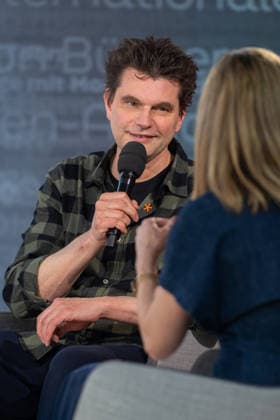 Leipzig - Volle Hallen zum letzten Messetag: Abschluss auf der Leipziger Buchmesse 22.03.2026¨Leipzig, Messe-Allee (Leipziger Messe) im Foto: Lutz van der Horst mit seinem Buch Konfetti-Blues auf der Bühne von ARD, ZDF und 3sat in der Glashalle ¨Am Sonntag hat die Leipziger Buchmesse noch einmal zahlreiche Besucher auf das Messegelände gelockt und einen lebendigen Abschluss des diesjährigen Events geboten. Besonders Familien, Literaturfans und Cosplay-Begeisterte nutzten den letzten Messetag, um durch die Hallen zu schlendern, Neuerscheinungen zu entdecken und Autorinnen und Autoren hautnah zu erleben. Neben gut besuchten Lesungen und Signierstunden stand vor allem der Austausch im Mittelpunkt: Gespräche über aktuelle gesell Copyright: xEHLxMedia Erik-HolmxLanghofx 20260322_buchmesse-leipzig-sonntag_84