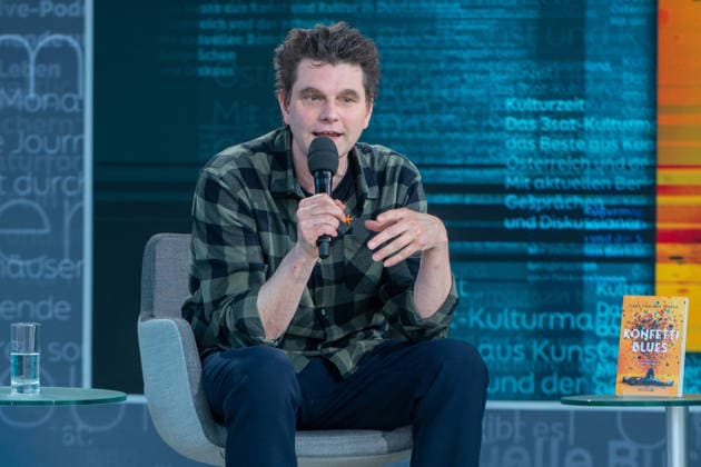 Leipzig - Volle Hallen zum letzten Messetag: Abschluss auf der Leipziger Buchmesse 22.03.2026¨Leipzig, Messe-Allee (Leipziger Messe) im Foto: Lutz van der Horst mit seinem Buch Konfetti-Blues auf der Bühne von ARD, ZDF und 3sat in der Glashalle ¨Am Sonntag hat die Leipziger Buchmesse noch einmal zahlreiche Besucher auf das Messegelände gelockt und einen lebendigen Abschluss des diesjährigen Events geboten. Besonders Familien, Literaturfans und Cosplay-Begeisterte nutzten den letzten Messetag, um durch die Hallen zu schlendern, Neuerscheinungen zu entdecken und Autorinnen und Autoren hautnah zu erleben. Neben gut besuchten Lesungen und Signierstunden stand vor allem der Austausch im Mittelpunkt: Gespräche über aktuelle gesell Copyright: xEHLxMedia Erik-HolmxLanghofx 20260322_buchmesse-leipzig-sonntag_87