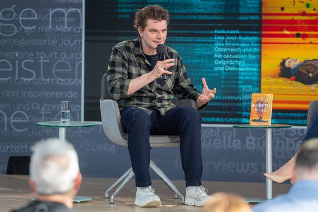 Leipzig - Volle Hallen zum letzten Messetag: Abschluss auf der Leipziger Buchmesse 22.03.2026¨Leipzig, Messe-Allee (Leipziger Messe) im Foto: Lutz van der Horst mit seinem Buch Konfetti-Blues auf der Bühne von ARD, ZDF und 3sat in der Glashalle ¨Am Sonntag hat die Leipziger Buchmesse noch einmal zahlreiche Besucher auf das Messegelände gelockt und einen lebendigen Abschluss des diesjährigen Events geboten. Besonders Familien, Literaturfans und Cosplay-Begeisterte nutzten den letzten Messetag, um durch die Hallen zu schlendern, Neuerscheinungen zu entdecken und Autorinnen und Autoren hautnah zu erleben. Neben gut besuchten Lesungen und Signierstunden stand vor allem der Austausch im Mittelpunkt: Gespräche über aktuelle gesell Copyright: xEHLxMedia Erik-HolmxLanghofx 20260322_buchmesse-leipzig-sonntag_89