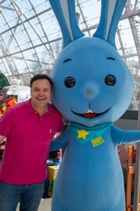 Leipzig - Volle Hallen zum letzten Messetag: Abschluss auf der Leipziger Buchmesse 22.03.2026¨Leipzig, Messe-Allee (Leipziger Messe) im Foto: Kikaninchen mit Moderator Christian Bahrmann am Stand vom Kika in der Glashalle ¨Am Sonntag hat die Leipziger Buchmesse noch einmal zahlreiche Besucher auf das Messegelände gelockt und einen lebendigen Abschluss des diesjährigen Events geboten. Besonders Familien, Literaturfans und Cosplay-Begeisterte nutzten den letzten Messetag, um durch die Hallen zu schlendern, Neuerscheinungen zu entdecken und Autorinnen und Autoren hautnah zu erleben. Neben gut besuchten Lesungen und Signierstunden stand vor allem der Austausch im Mittelpunkt: Gespräche über aktuelle gesellschaftliche Themen, neue Buc Copyright: xEHLxMedia Erik-HolmxLanghofx 20260322_buchmesse-leipzig-sonntag_93