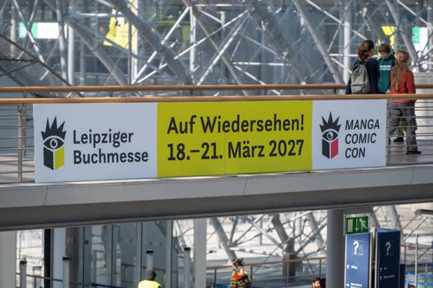 Leipzig - Volle Hallen zum letzten Messetag: Abschluss auf der Leipziger Buchmesse 22.03.2026¨Leipzig, Messe-Allee (Leipziger Messe) im Foto: Impressionen Leipziger Buchmesse¨¨Am Sonntag hat die Leipziger Buchmesse noch einmal zahlreiche Besucher auf das Messegelände gelockt und einen lebendigen Abschluss des diesjährigen Events geboten. Besonders Familien, Literaturfans und Cosplay-Begeisterte nutzten den letzten Messetag, um durch die Hallen zu schlendern, Neuerscheinungen zu entdecken und Autorinnen und Autoren hautnah zu erleben. Neben gut besuchten Lesungen und Signierstunden stand vor allem der Austausch im Mittelpunkt: Gespräche über aktuelle gesellschaftliche Themen, neue Buchtrends und die Zukunft der Branche prägten da Copyright: xEHLxMedia Erik-HolmxLanghofx 20260322_buchmesse-leipzig-sonntag_96
