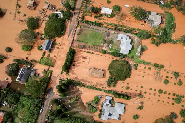 News Bilder des Tages March 22, 2026, Oahu, Hi, United States of America: A U.S Army helicopter flies over washed out roads and homes on Oahu Island, March 21, 2026 in Hawaii. Floods caused by a Ã¢â‚¬oeKona lowÃ¢â‚¬Â? storm has caused more than billion dollars in damage and resulted in thousands evacuating the region. Oahu United States of America - ZUMAp138 20260322_zaa_p138_006 Copyright: xSgt.xOliviaxCowart U.S.xArmyx