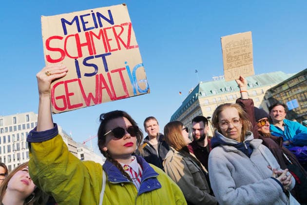 News Bilder des Tages 22.03.2026, Berlin - Deutschland. Demo Gegen sexualisierte digitale Gewalt Solidarität mit allen Opfern am Brandenburger Tor vom Feminist Fight Club. *** 22 03 2026, Berlin Germany Demo against sexualized digital violence Solidarity with all victims at the Brandenburg Gate of the Feminist Fight Club
