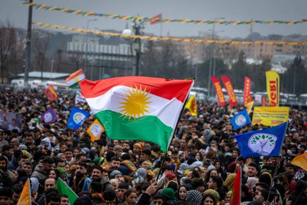 News Bilder des Tages March 22, 2026, Istanbul, Istanbul, Turkey: Thousands of people gather to celebrate Newroz in Istanbul on March 2026. Large crowds attended the event, holding flags and banners while dancing and chanting during the traditional Kurdish New Year celebration. Newroz, symbolizing resistance, renewal, and the arrival of spring, was marked with cultural performances and speeches. Istanbul Turkey - ZUMAt171 20260322_zip_t171_012 Copyright: xAbdullahxTepelix