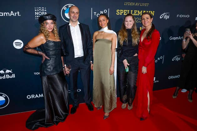 Spellemann 2026 Oslo 20260322. Benedicte Izabell Ekeland (t.v.) og Silje Hope (t.h.) pa rod loper for Spellemannprisen 2026 i Operaen. Foto: Jonas Been Henriksen NTB Oslo Norge IEHzMUw9v8I EDITORIAL USE ONLY Ref:_ENTIEHzMUw9v8I.jpg Copyright: xJonasxBeenxHenriksenx xNTBx
