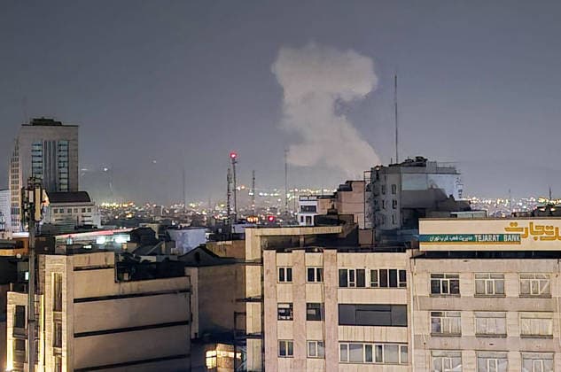 News Bilder des Tages Israeli air strikes hit Tehran TEHRAN, IRAN - MARCH 22: Smoke rise after explosions as the Israeli army announced a new wave of attacks on Tehran, the capital of Iran, on March 22, 2026. Tolga Akbaba Anadolu Tehran Iran. Editorial use only. Please get in touch for any other usage.  Copyright: x2026xAnadoluxTolgaxAkbabax