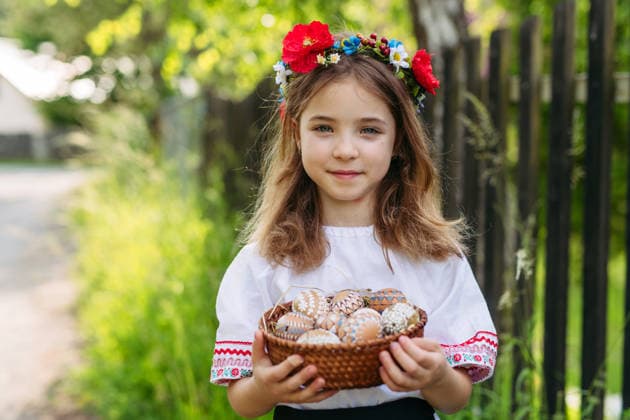 IMAGO Creative, Ostern, Bräuche, Eiersuche #2 Young girl holding traditionally decorated Easter eggs with folk patterns Young girl holding traditionally decorated Easter eggs with folk patterns. Spring celebration. model released