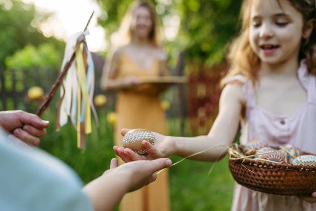 IMAGO Creative, Ostern, Bräuche, Eiersuche #2 Girl giving decorated Easter eggs to boy after Easter Monday tradition. Girl giving decorated Easter eggs to boy after Easter Monday tradition. Spring celebration. model released