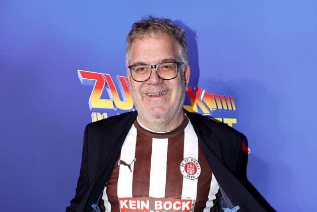 Elton bei der Zurueck in die Zukunft Musical Premiere am 22.03.2026 im Stage Operettenhaus in Hamburg Zurueck in die Zukunft Musical Premiere in Hamburg