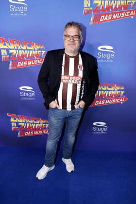 Elton bei der Zurueck in die Zukunft Musical Premiere am 22.03.2026 im Stage Operettenhaus in Hamburg Zurueck in die Zukunft Musical Premiere in Hamburg