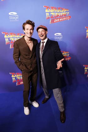 Die beiden Hauptdarsteller Raphael Gross und Jan Kersjes bei der Zurueck in die Zukunft Musical Premiere am 22.03.2026 im Stage Operettenhaus in Hamburg Zurueck in die Zukunft Musical Premiere in Hamburg