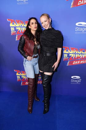 Sila Sahin und Isabel Edvardsson bei der Zurueck in die Zukunft Musical Premiere am 22.03.2026 im Stage Operettenhaus in Hamburg Zurueck in die Zukunft Musical Premiere in Hamburg