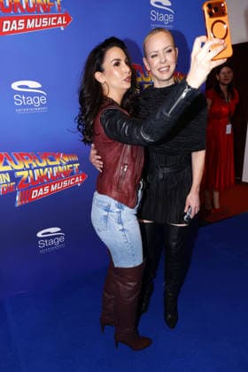 Sila Sahin und Isabel Edvardsson bei der Zurueck in die Zukunft Musical Premiere am 22.03.2026 im Stage Operettenhaus in Hamburg Zurueck in die Zukunft Musical Premiere in Hamburg
