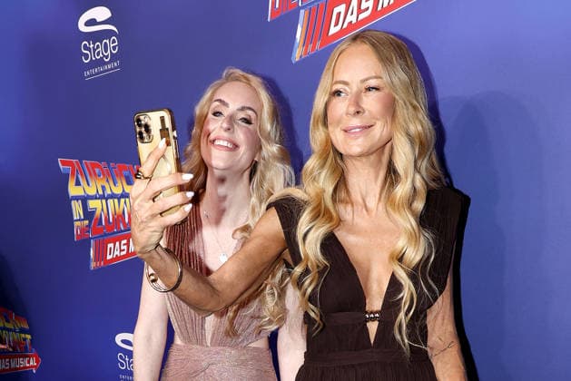 Juliane Golbsund Jenny Elvers bei der Zurueck in die Zukunft Musical Premiere am 22.03.2026 im Stage Operettenhaus in Hamburg Zurueck in die Zukunft Musical Premiere in Hamburg