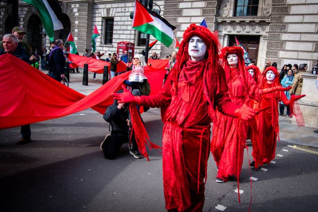 Pilgrimage for Palestine in London, UK - 22 Mar 2026 Protesters dressed in red costumes walk with Palestinian flags and a large banner during the Pilgrimage for Palestine 2026 at Parliament Square. Pilgrimage4Palestine originated in 2025. In an extraordinary show of empathy and resistance, Peter Oswald, South West poet and playwright, walked 150 miles from Bristol to London Parliament Square while fasting for Ramadan. London United Kingdom Copyright: xLoredanaxSangiulianox xSOPAxImagesx LSangiuliano-4579
