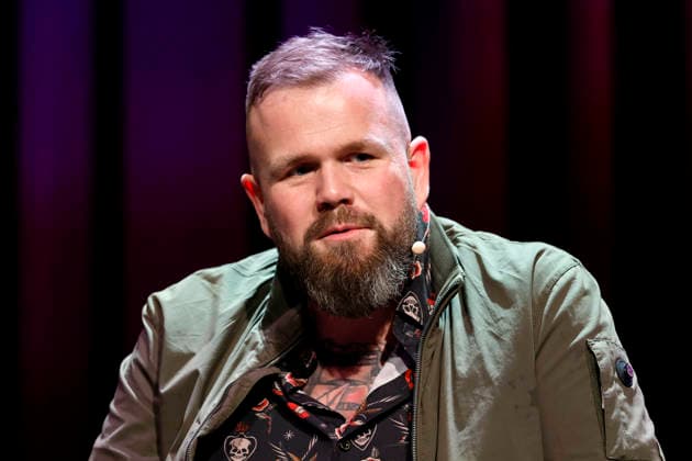 Sänger Jan Gorkow (Monchi) von der Band Feine Sahne Fischfilet in der Veranstaltung Wut, Würde, Wandel im Rahmen der Lit.Cologne 2026 im Theater am Tanzbrunnen. Köln, 22.03.2026 NRW Deutschland Copyright: xChristophxHardtx