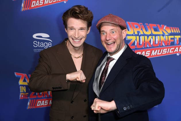 Raphael Raphi Gross (Marty McFly), Jan Kersjes (Doc Brown) bei der Premiere von ZURÜCK IN DIE ZUKUNFT - DAS MUSICAL im Stage Operettenhaus in Hamburg am 22.03.2026