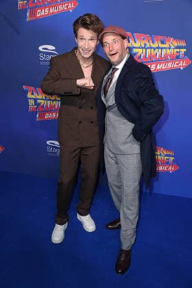 Raphael Raphi Gross (Marty McFly), Jan Kersjes (Doc Brown) bei der Premiere von ZURÜCK IN DIE ZUKUNFT - DAS MUSICAL im Stage Operettenhaus in Hamburg am 22.03.2026