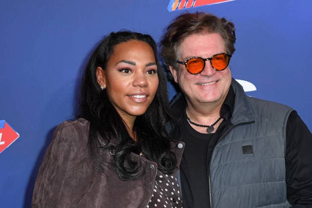 Francis Fulton Smith mit Freundin Salomea Noemi bei der Premiere von ZURÜCK IN DIE ZUKUNFT - DAS MUSICAL im Stage Operettenhaus in Hamburg am 22.03.2026