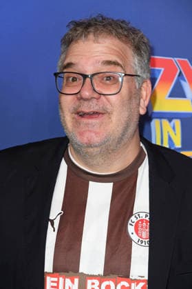 Elton bei der Premiere von ZURÜCK IN DIE ZUKUNFT - DAS MUSICAL im Stage Operettenhaus in Hamburg am 22.03.2026