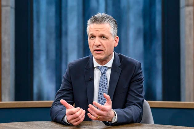 In the picture, from left: Thorsten Frei (Head of the Federal Chancellery, CDU), GER, Berlin, studio, guest on Caren Miosga s political talk show, TV, format, with presenter, Das Erste, from Adlershof – at Studio 20, topic: Following the elections in Rhineland-Palatinate, March 22, 2026 Berlin Am Studio 20 Berlin Deutschland Copyright: xUwexKochx