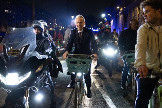 Emmanuel Gregoire biking to Paris town hall - Paris Socialistes et Apparentes MP and Paris Mayoral candidate Emmanuel Gregoire leaves ridding a Velib public bike-sharing bicycle heading to Paris town hall after his victory following the announcement of official results of the second round of France s 2026 municipal elections in Paris on March 22, 2026. Photo by Raphael Lafargue ABACAPRESS.COM Paris France  Copyright: xLafarguexRaphael ABACAx