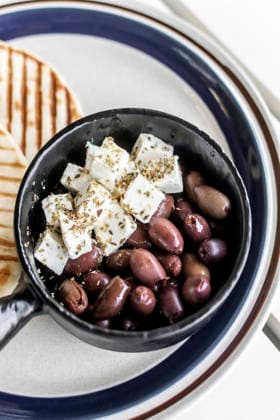 Tapas-Snack mit marinierten Oliven und Feta-Käse in einem Restaurant im Freien auf Mykonos, Griechenland marinated olives and feta cheese mediterranean tapas snack at outdoor restaurant in mykonos greece (License=RF) Copyright: xZoonar.com jacekxmalipanx 24802681