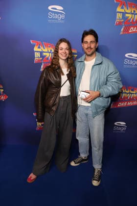 Premiere Zurueck in die Zukunft , Stage Operettenhaus Hamburg Valentin Elias Renner und Freundin, Premiere Zurueck in die Zukunft , Stage Operettenhaus Hamburg, 22.03.2026 Copyright: xEventpressxBecherx