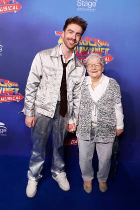 Felix Nieder und Oma Waltraud bei der Premiere des Musicals Zurück in die Zukunft im Stage Operettenhaus. Hamburg, 22.03.2026