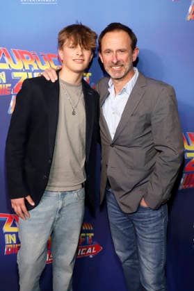 Nicolas König mit Sohn Mats bei der Premiere des Musicals Zurück in die Zukunft im Stage Operettenhaus. Hamburg, 22.03.2026