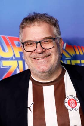 Elton bei der Premiere des Musicals Zurück in die Zukunft im Stage Operettenhaus. Hamburg, 22.03.2026 *** Elton at the premiere of the musical Back to the Future at Stage Operettenhaus Hamburg, 22 03 2026 Foto:xgbrcix xFuturexImagex zukunft_6342