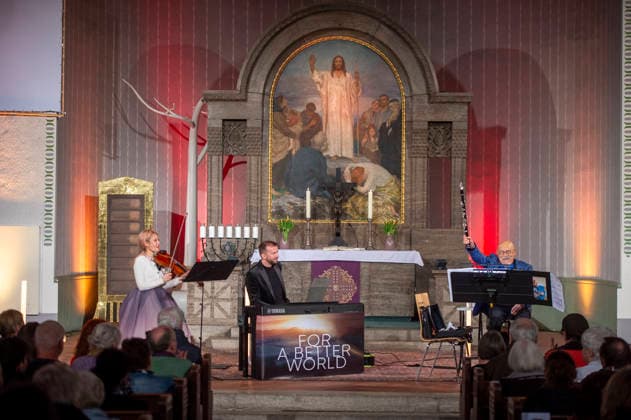 Konzert Feidmann 2026 - Chemnitz: Giora Feidmann gastierte in der Lutherkirche Chemnitz,. Er bringt mit seiner Tour For a Better World 2026 ein einzigartiges musikalisches Erlebnis auf die Bühne. Giora Feidman ist Klarinettist und Instrumentalsolist der Klezmer-Musik. Aufgrund seiner Erfolge in der Musik wird er als König des Klezmer bezeichnet. Der in Argentinien geborene Musiker feiert am Mittwoch seinen 90. Geburtstag.